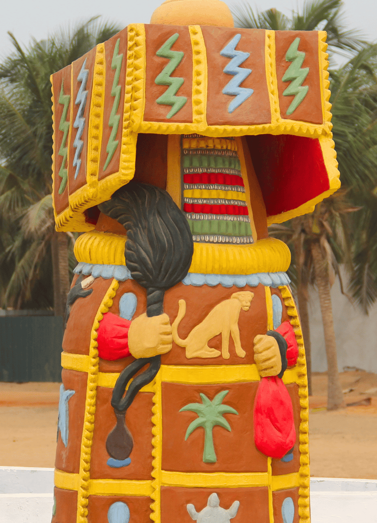 représentation  Egungun, Porte du Non-Retour, Ouidah