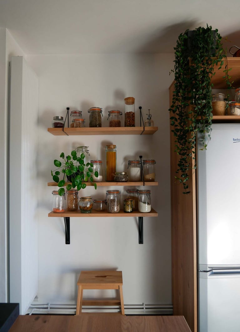 Cuisine rénovée étagères vrac bocaux