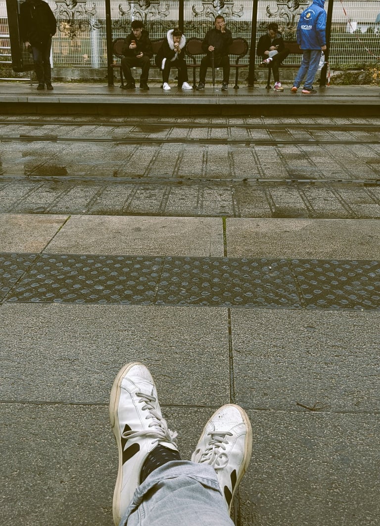 Mes pieds attendant le tramway