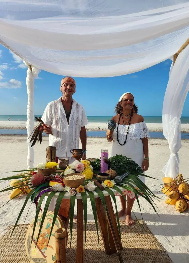 Iniciando la ceremonia con el altar de Boda Mistica espiritual en la Isla de Holbox