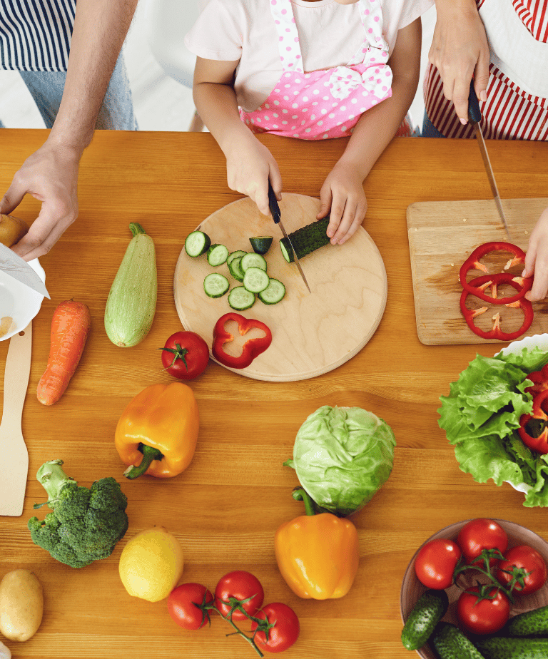 enfants cuisinant des légumes, repas 100% végétal, légumes du potager
