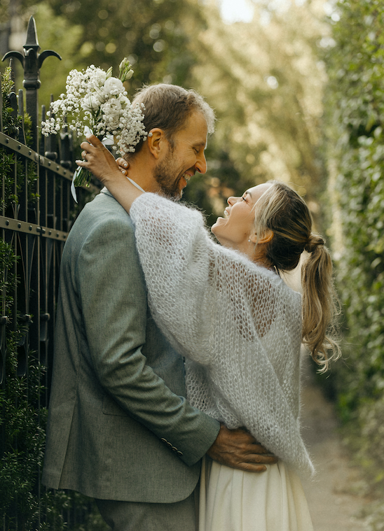 jaunųjų pora apsikabinę juokiasi per micro vestuvės rudenį Vilniuje
