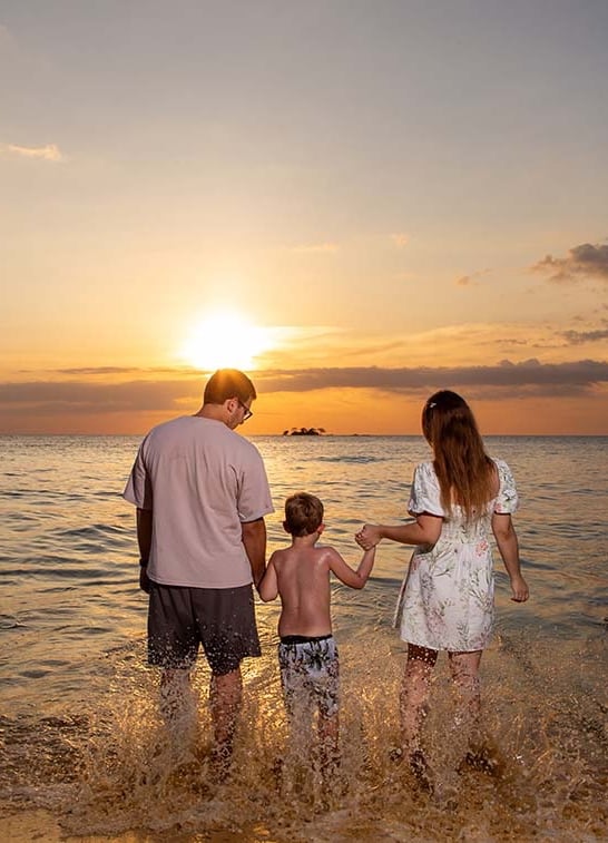 Семейная фотосессия на фоне заката на пляже острова Фукуок