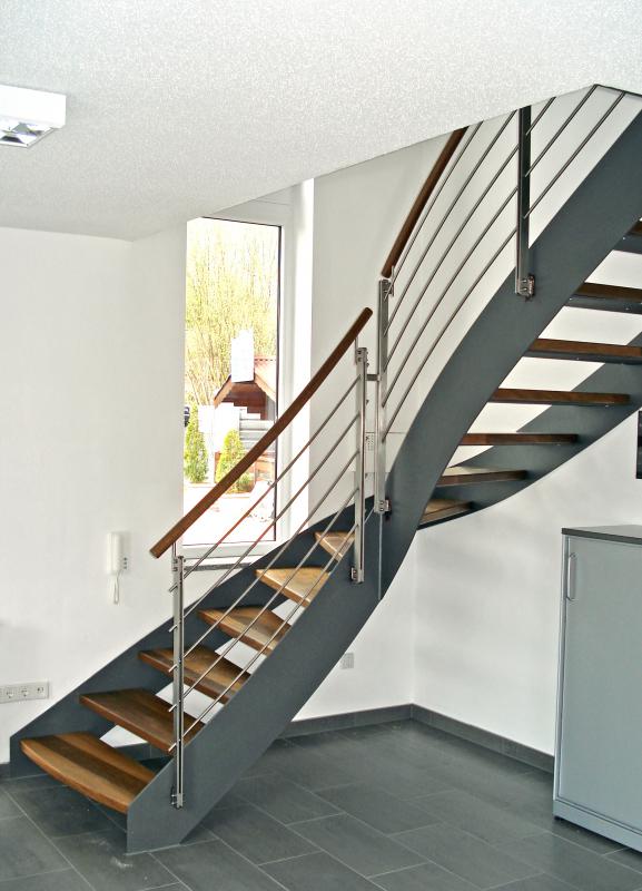Flachstahltreppe mit Holzhandlauf