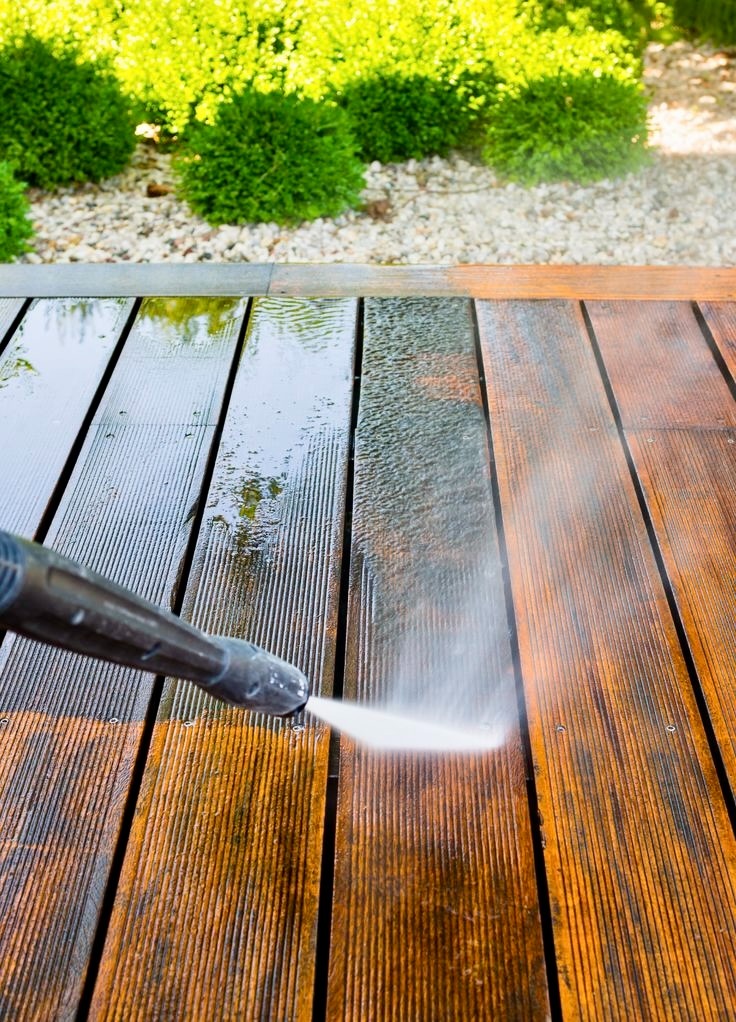 Nettoyage soigné de terrasse en lattes de bois. Bois propre et surface impeccable