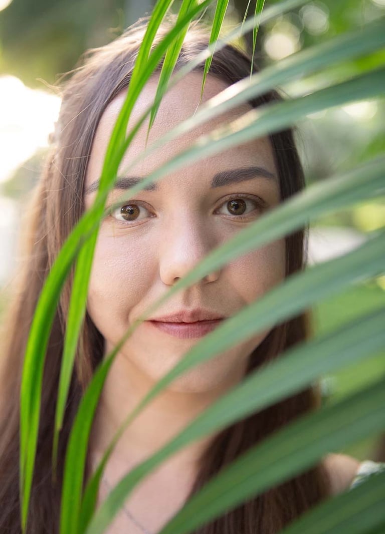 Портрет девушки в пальмовых листья, фотосессия на Фукуок