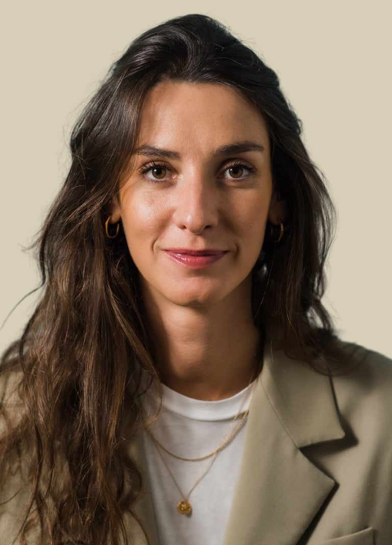 Portrait d’Anna Junod, avocat en droit de la famille à Lyon, devant un fond professionnel.