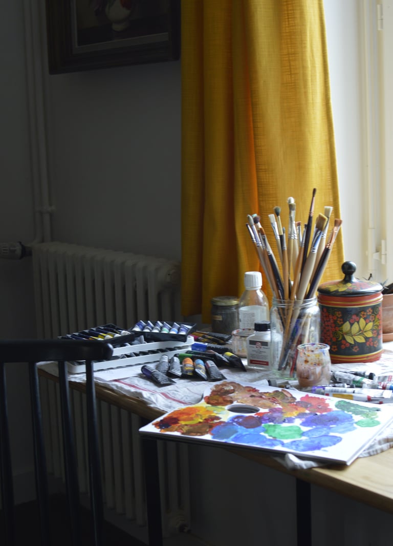 un atelier de peinture avec des pinceaux et une palette de peinture à Fougères en Bretagne