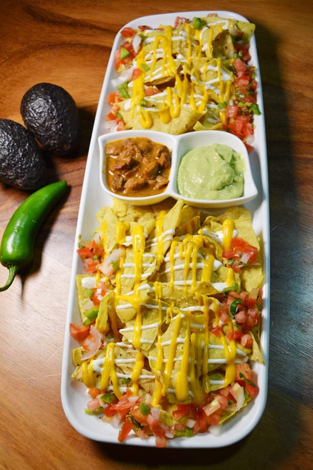 Nachos con carne, plato de nachos con carne y queso, especialidad de Restaurante Yeya, nachos crujie