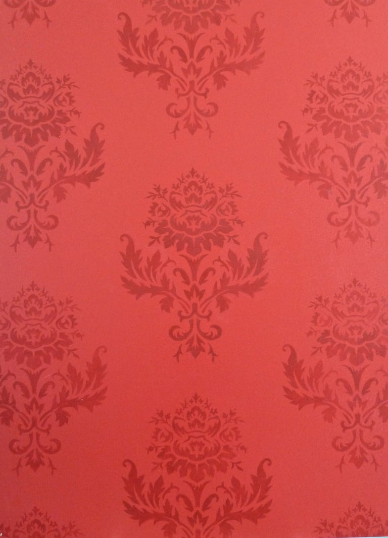 Décoration murale peinte avec des motifs rappelants les tissus damassés.