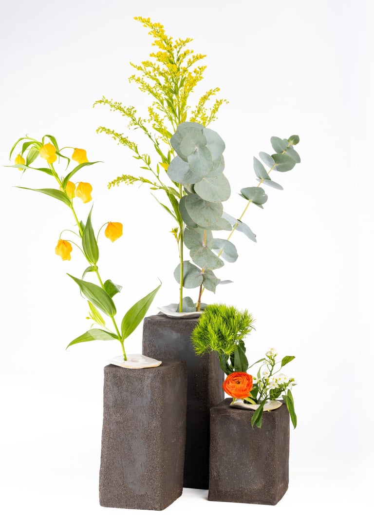 vases en grès noir, soliflore blanc et bouquet de fleur