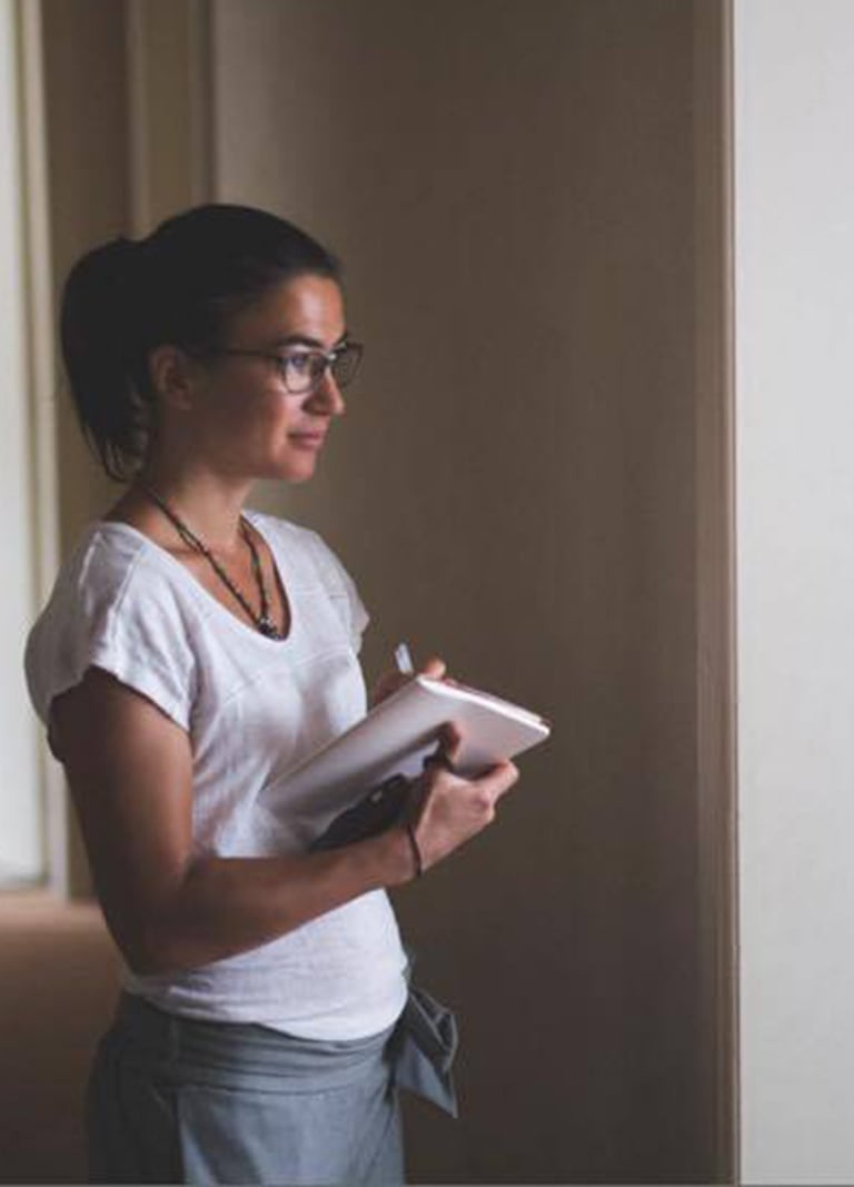 Portrait en photo de laurence le chau en train de dessiner