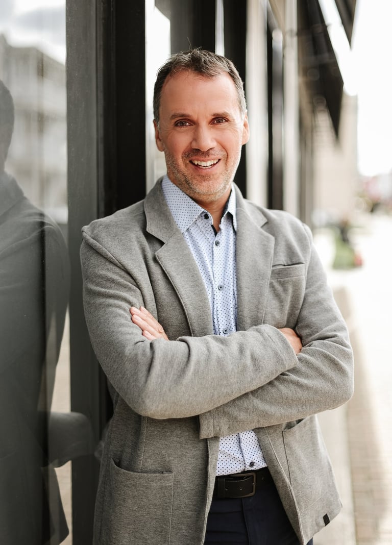 artin Doucet, créateur de Coaching Eureka, inspirant le changement avec clarté et énergie. 