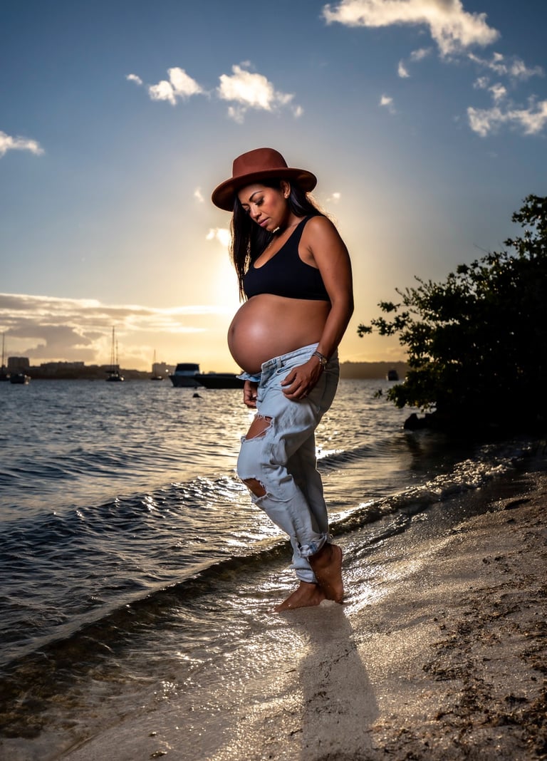 Portrait maternité d’une femme au bord de la mer au coucher du soleil