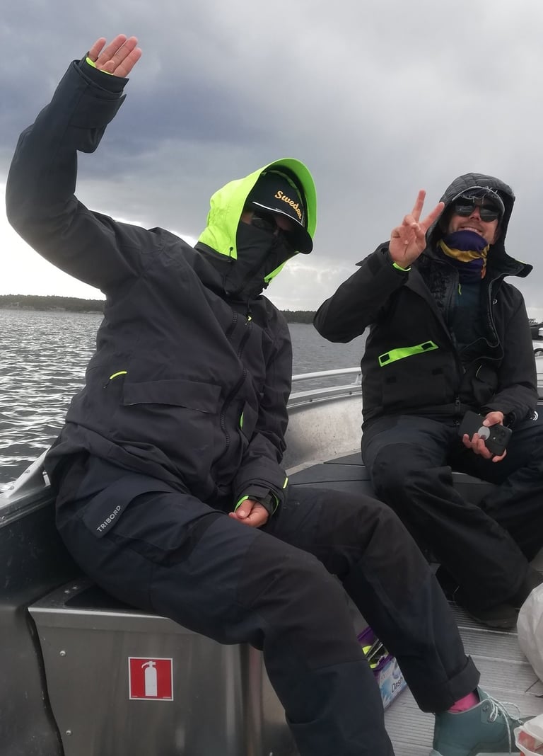 des pêcheurs heureux assis dans un bateau