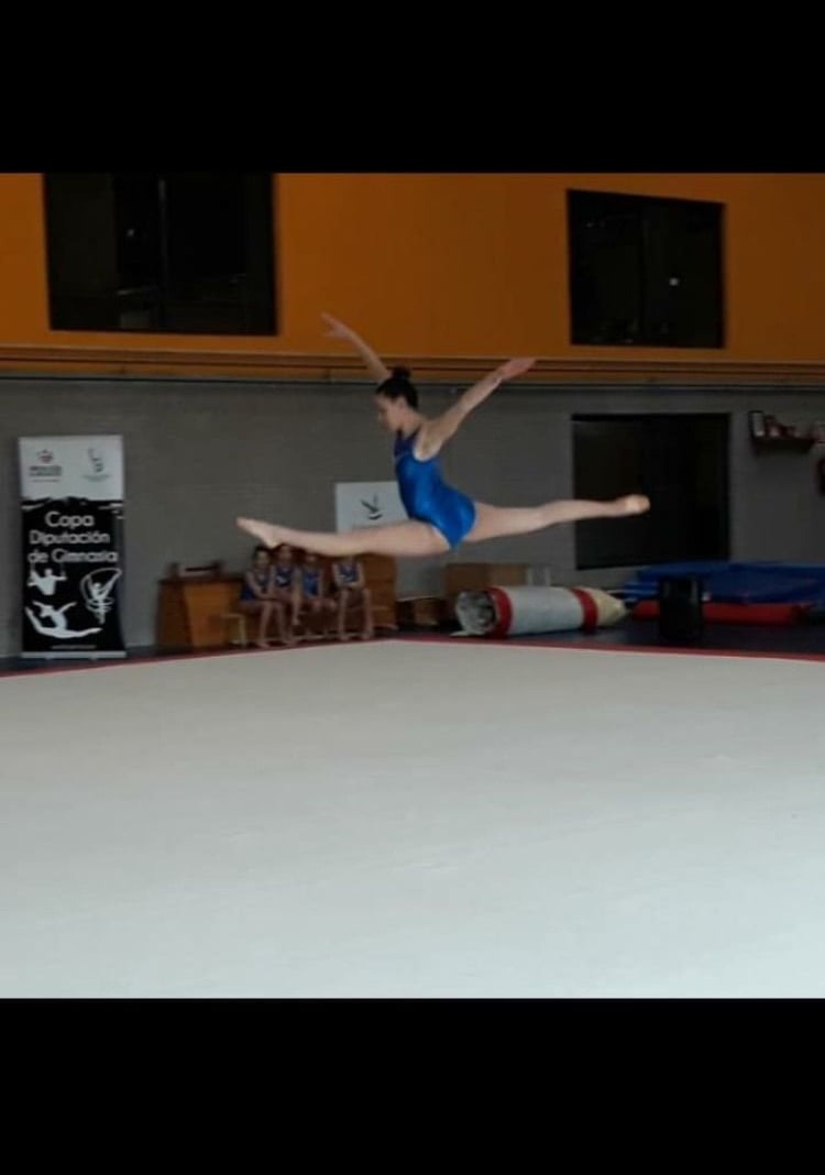 Victoria Miranda compitiendo gimnasia artística en Badajoz
