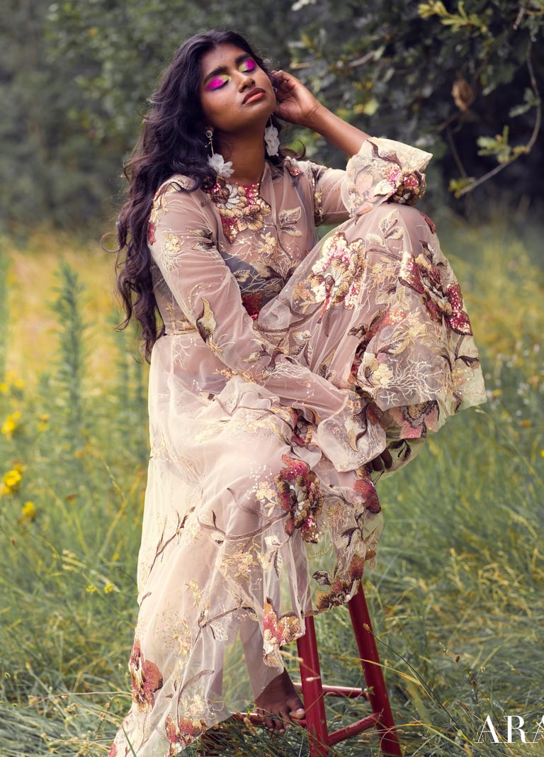 Une femme vêtue d’une robe à fleurs Anaïs Ricard assise sur une chaise 