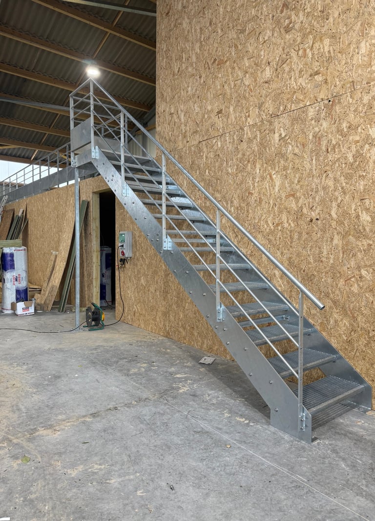 escalier industriel galvaniser avec garde corps