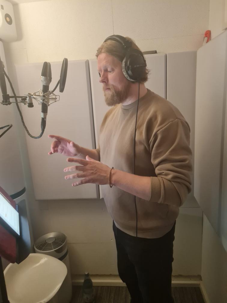 Sascha von Hinrichs im Hörbuch Tonstudio Berlin für "Existence - Das ewige Leben" am Mikrofon