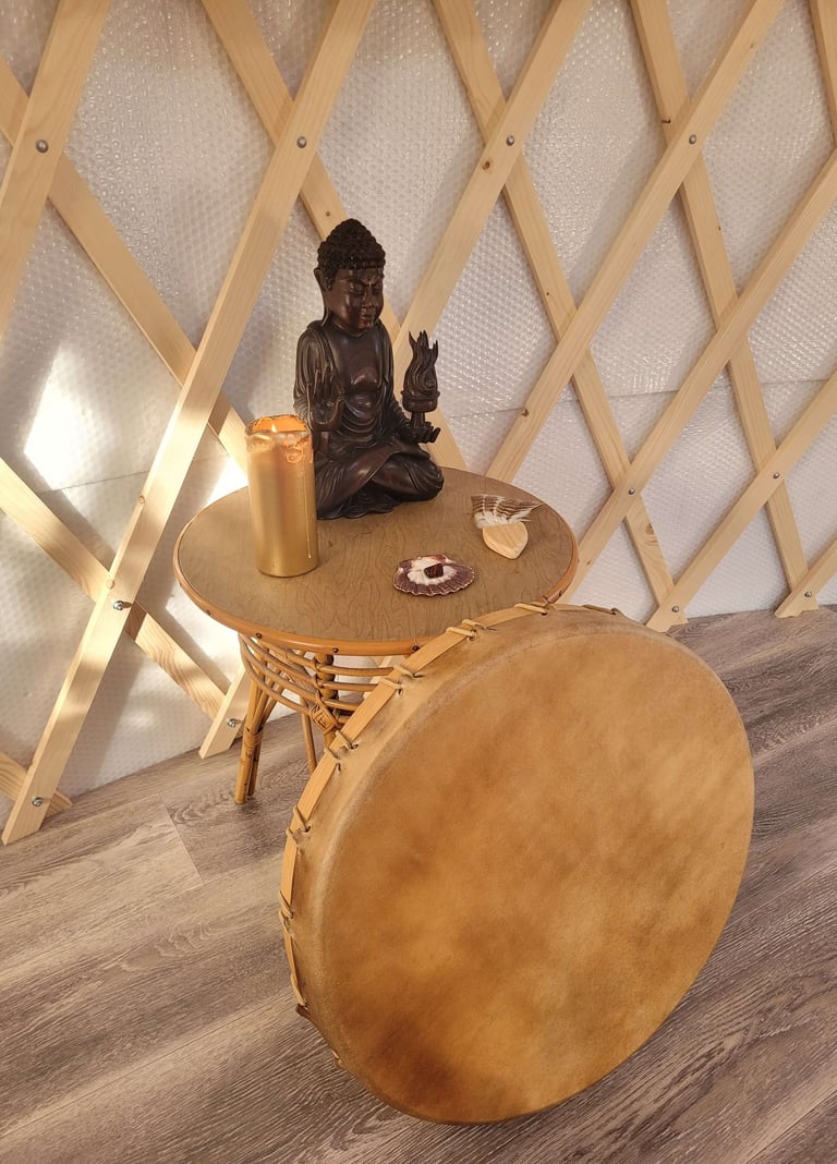 autel avec bouddha et tambour chamanique