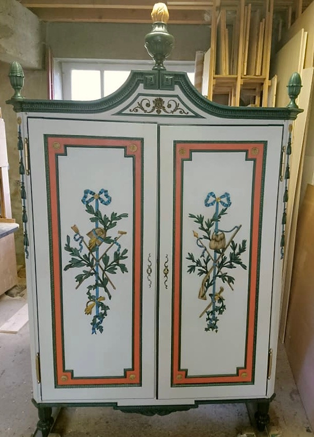 Restauration d'une armoire peinte et sculptée dont l'époque daterait de la fin révolution.