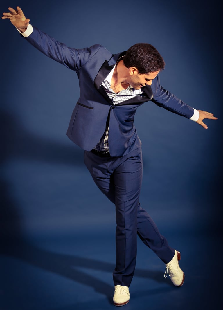 Le danseur de claquettes Aurélien Lehmann en tenue de scène bleue