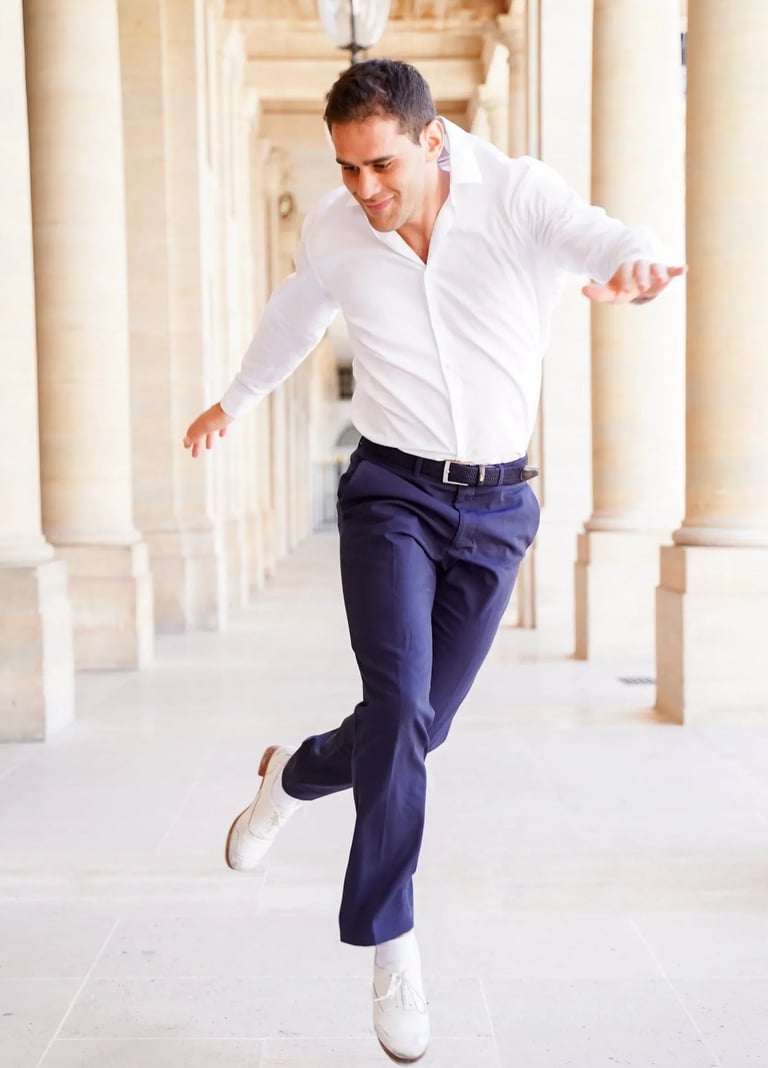Le danseur de claquettes Aurélien Lehmann en action au Palais Royal (Paris)