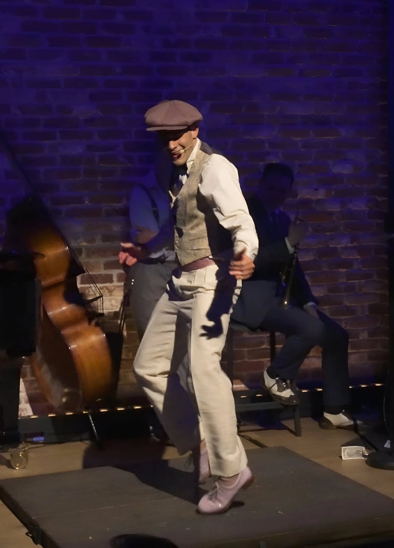 Le claquettiste Aurélien Lehmann dans le spectacle Swing Band Cabaret