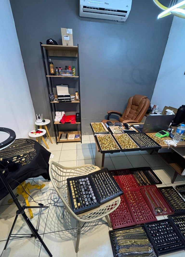 Variedade de mostruários, aneleiras, maletas, barraca de inox, tudo para seu ponto de venda