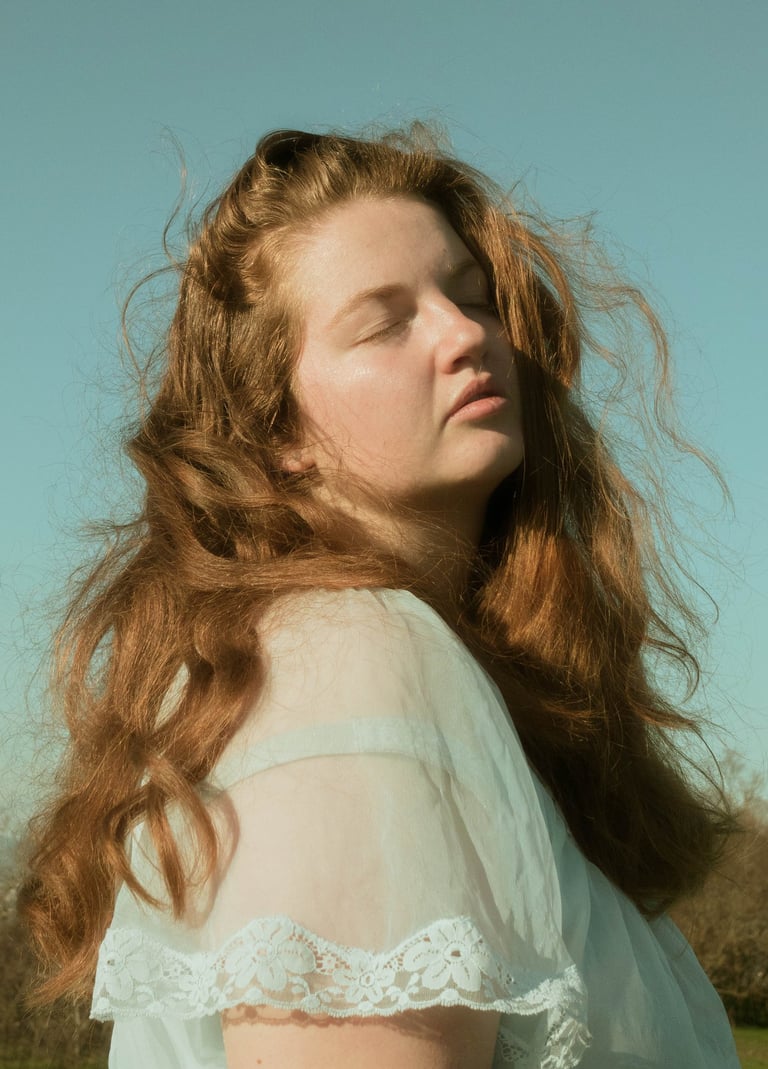Photo douce d'une femme cheveux au vent