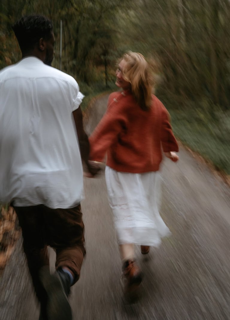 un couple d'amoureux en train de courir la femme se retourne vers nous