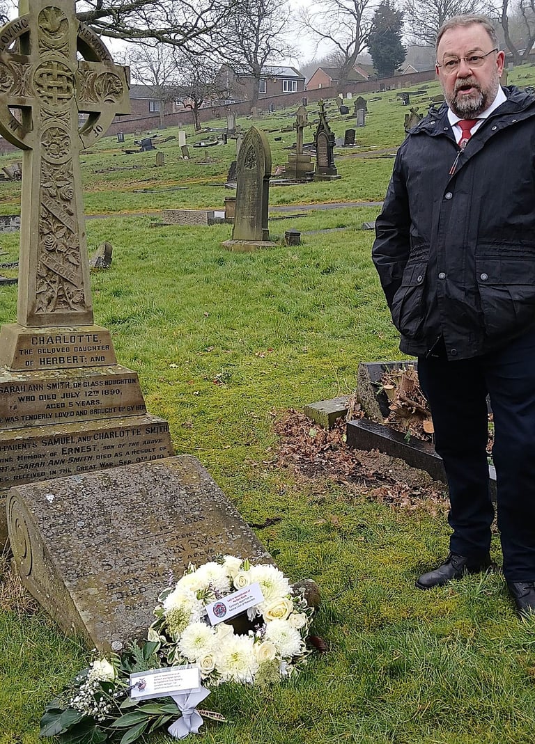 Chris Kitchen, General Secretary of the NUM laying a wreath on behalf of the NUM.