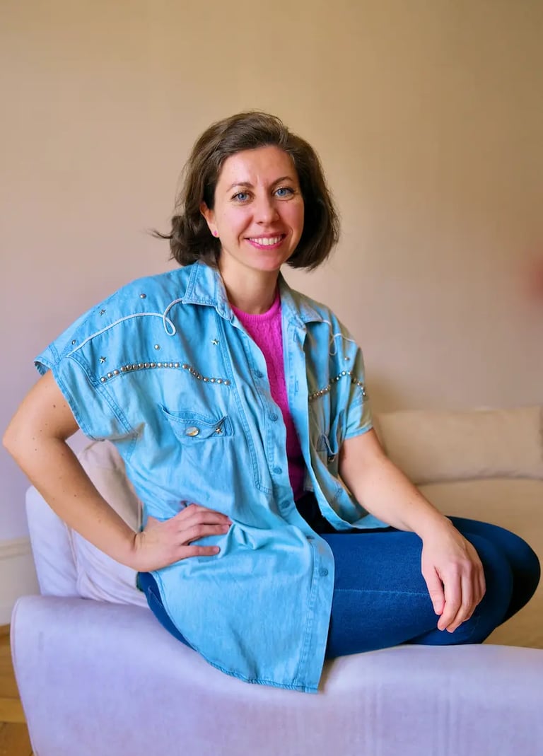 Portrait de Danila Scelzo, hypnothérapeute agréé ASCA au cabinet Hypnonaute à Genève.