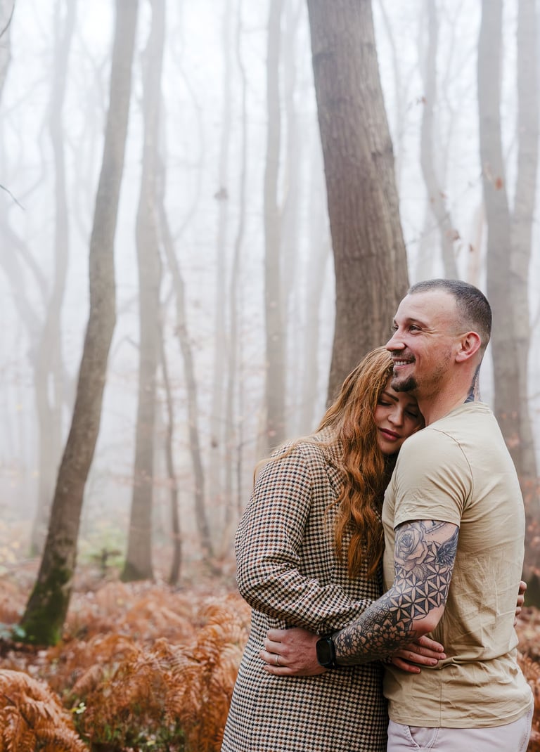 couple qui s'enlacent en forêt lumière froide brume