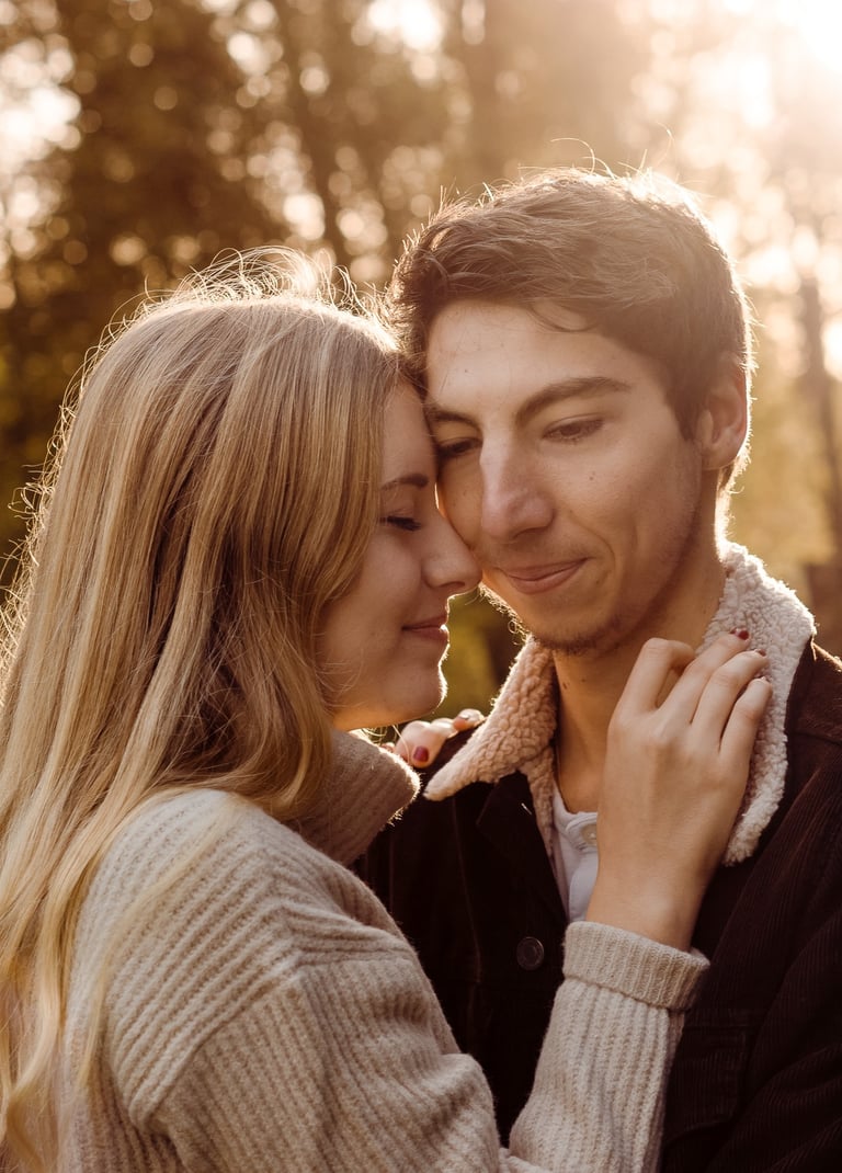 portrait rapproché de couple (homme et femme) lumière automnale douce et chaude