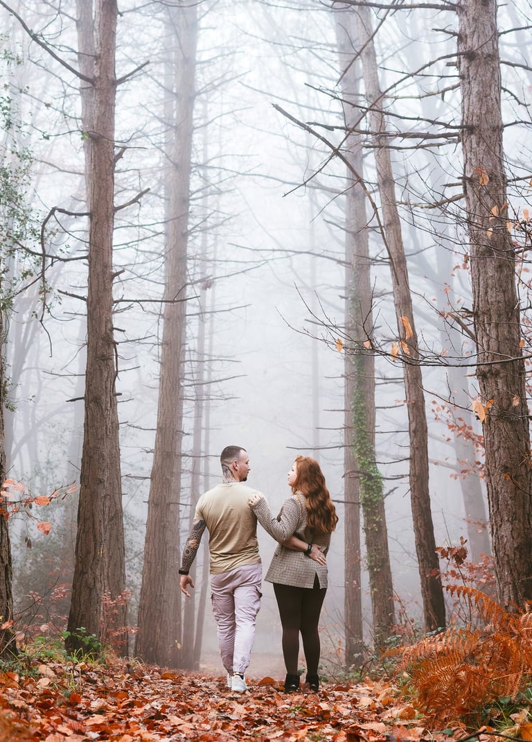 couple de dos qui marche en forêt lumière froide brume