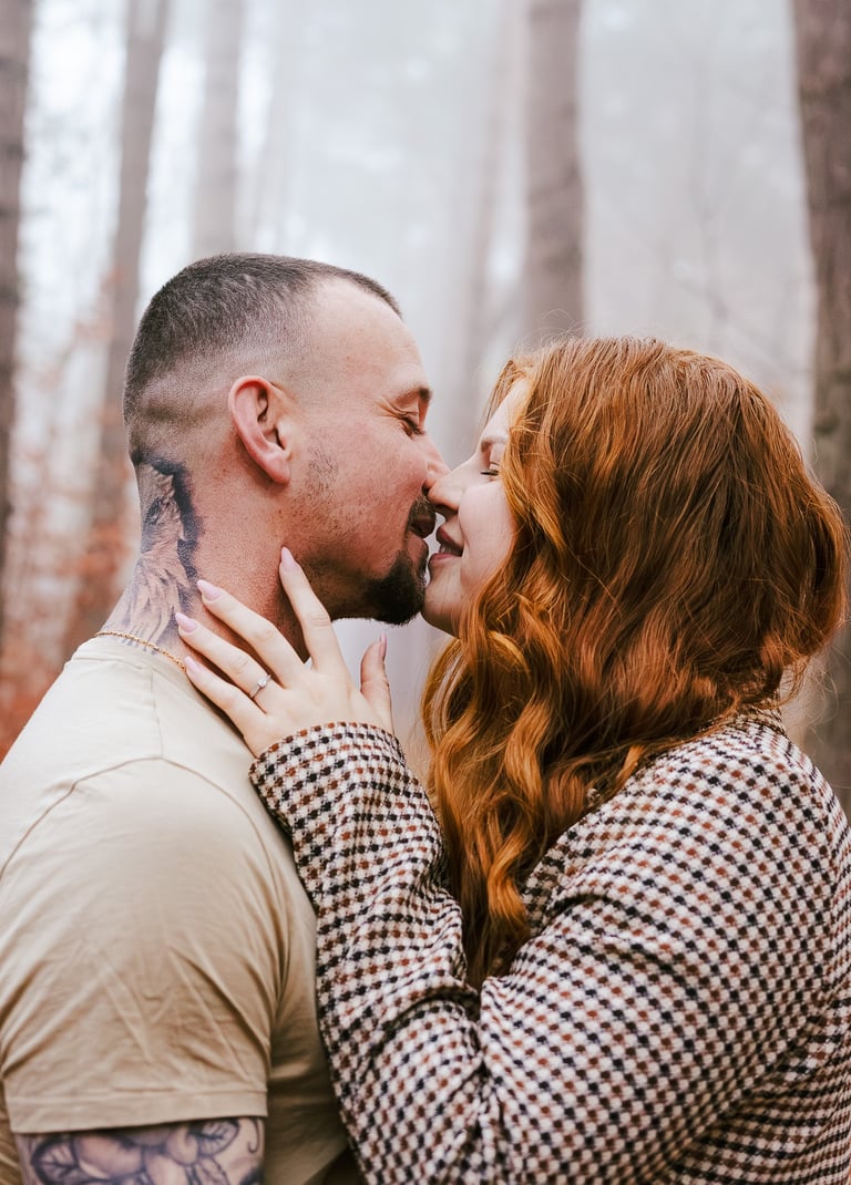 couple qui s'embrasse en forêt lumière froide brume