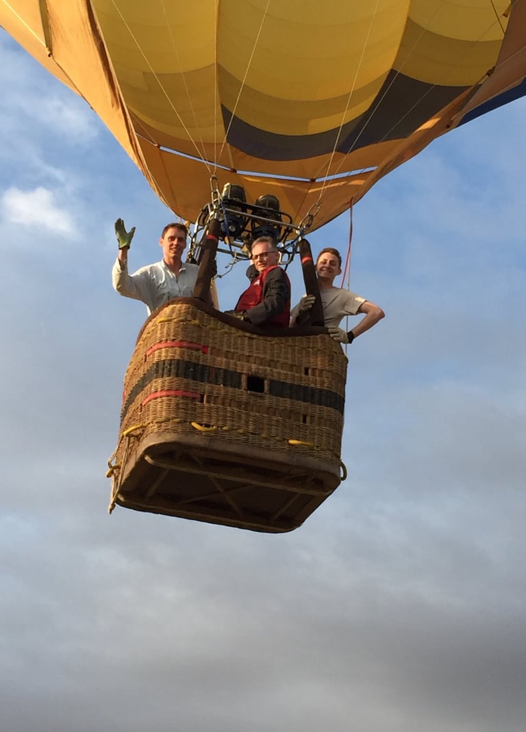 Nacelle de montgolfière F-GROY avec passagers qui font signe au revoir