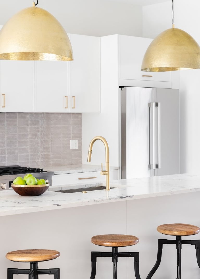 Cocina con cubierta de cuarzo blanco estilo mármol instalada por Warner Stone.