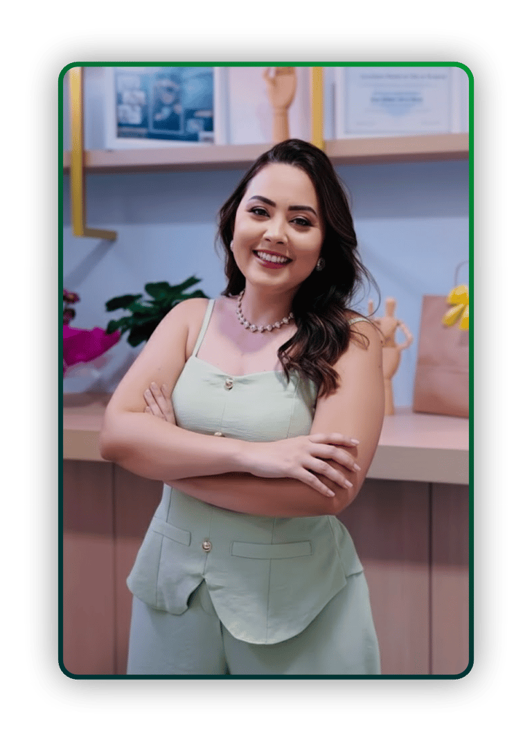 Profissional da Clínica Lanna Moraes em ambiente acolhedor, pronta para oferecer atendimento de qualidade.