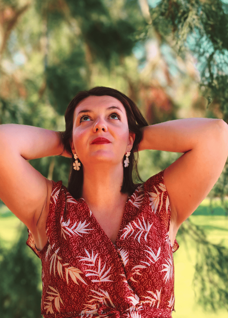 Florence Kopp en lien avec la nature, illustrant sa transformation et son chemin spirituel