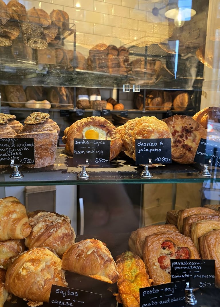 Bułeczki i inne przysmaki w arán bakery w Budapeszcie
