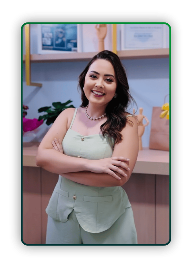 Profissional da Clínica Lanna Moraes em ambiente acolhedor, pronta para oferecer atendimento de qualidade.