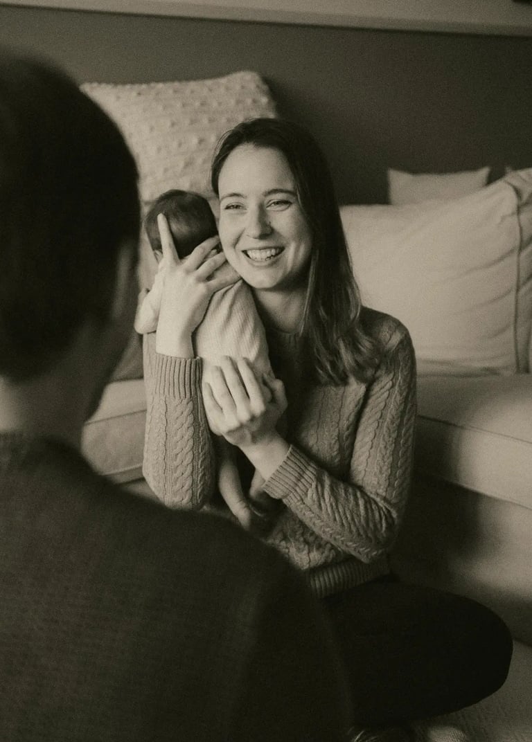Das bich ich mit meinem Baby und meinem Mann im Wochenbett Sophie Sara Fotografie Familienfotos Paarfotos Babyfotos NÖ