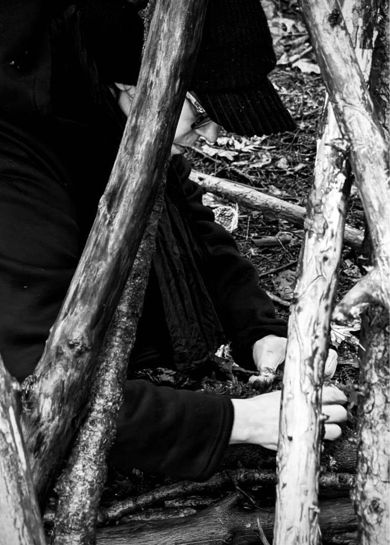 Petja Siebenstein bei der Arbeit zwischen Ästen im Wald.