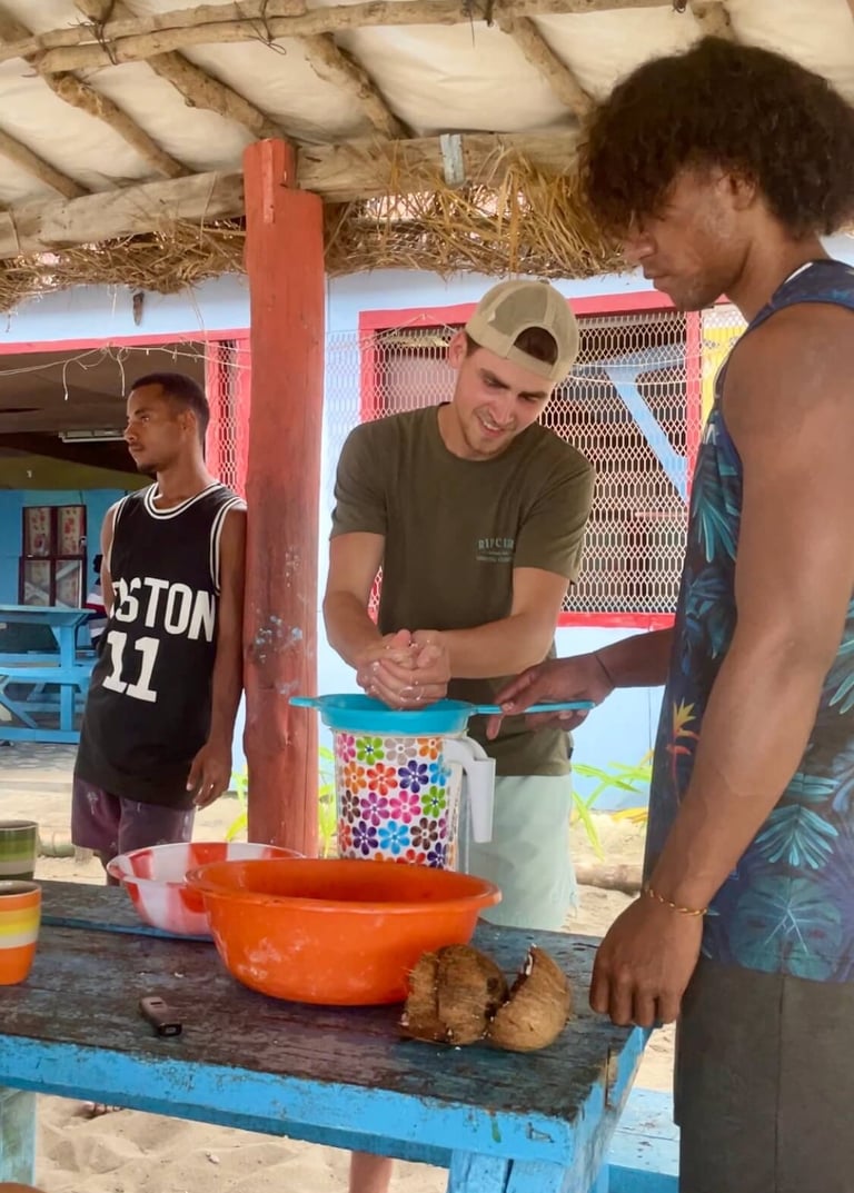 Aprendiendo a hacer leche de coco en las islas de Fiyi