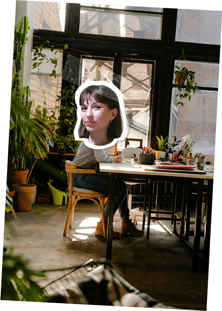 iris van dijk uitgeknipt hoofd op foto van schrijvende vrouw met veel planten