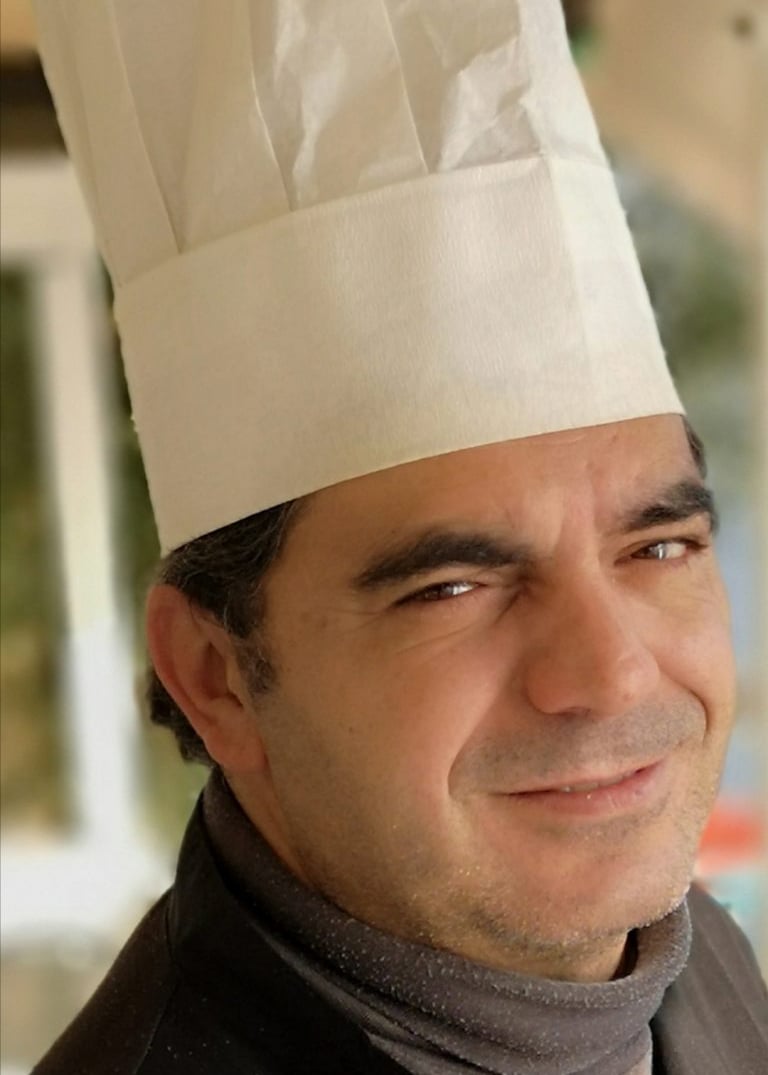 Chef Carlos Loureiro Pereira con il tipico cappello da cuoco