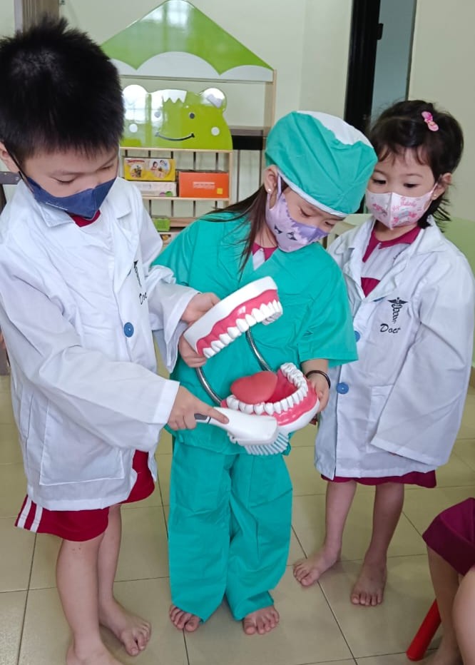 Preschool students practicing trilingual communication in a group activity