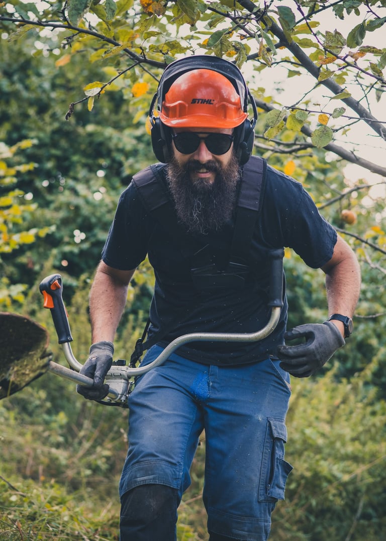 Gartenpfleger mit Motorsense